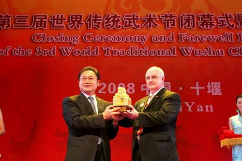 11月2日，在第三届世界传统武术节闭幕式上，十堰市委书记陈天会（左）向国际武联领导人赠送礼物